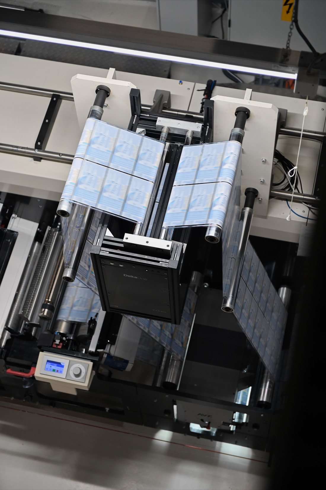 DeltaOne between the webs, seen from above on the press at Eshuis