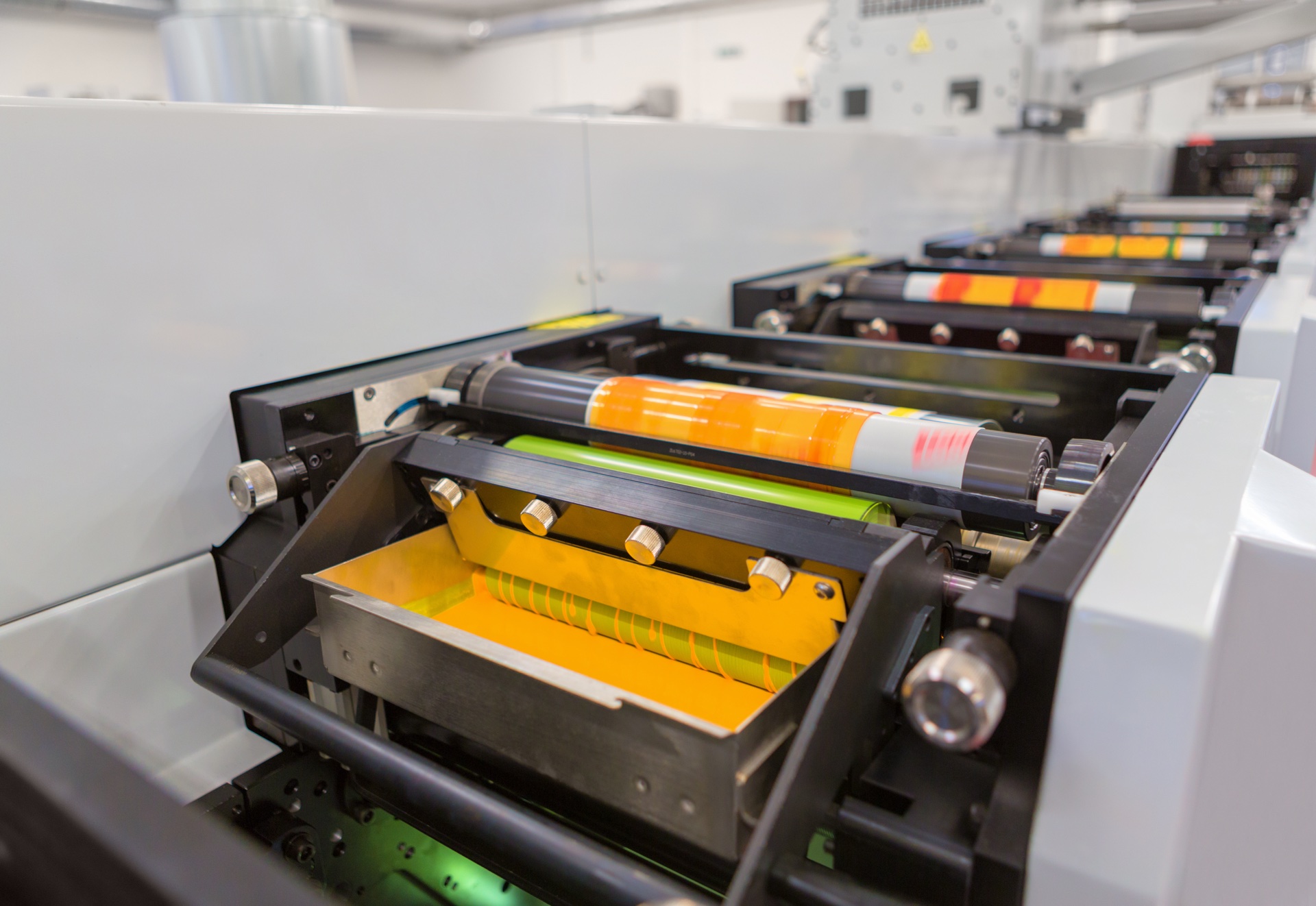 Flexo print units with ink chambers and plate cylinders on a label press